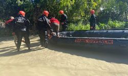 Seranın çatısında mahsur kalan 2 kişi botla kurtarıldı