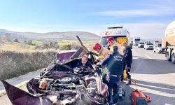 İzmir-Ankara yolunda kaza... Sürücü otomobilin içerisinde sıkıştı!