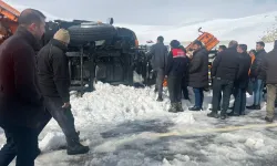Tendürek Geçidi'nde kar küreme aracı devrildi: 2 kişi hayatını kaybetti