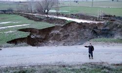 Yağmur sonrası çukur oluşan yol kapatıldı