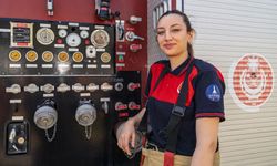 Genç kadın itfaiyeci, cesareti ile örnek oluyor!