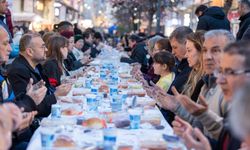 İzmir Büyükşehir Belediyesi'nin iftar sofrası Kemeraltı'nda kuruldu