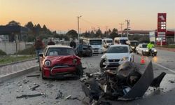 İzmir’de üç aracın karıştığı zincirleme kaza: 3 yaralı