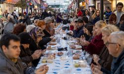 Karşıyaka Çarşı’ya dev sofra: 5 bin kişi iftarda buluştu!