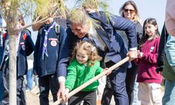 Başkan Tugay çocuklara verdiği sözü tuttu, fidanlar toprakla buluştu