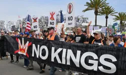 ABD'de milyonlarca kişi sokağa çıktı: "Krallara Hayır" protestosu!