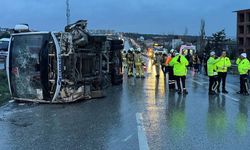 D-100’de facia gibi kaza: Servis aracı devrildi, 1 ölü, 9 yaralı