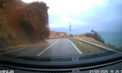 Yolda heyelan: Araç sürüklendi, sürücü yaralı kurtuldu