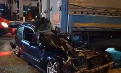 Otomobil, park halindeki TIR'ın altına girdi: 1 ağır yaralı