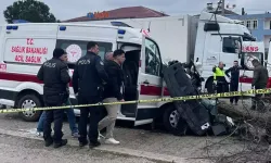 Ambulans ile kamyon çarpıştı: 1 ölü, 3 yaralı