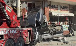 İzmir'de feci kaza: Freni boşalan vinç iki otomobile çarptı!