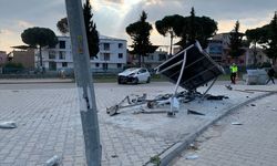 Otobüs durağına çarpan otomobildeki çift yaralandı!