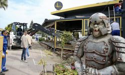 Fethiye'de imara aykırı eklentiler yıkılıyor