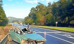 Bariyere çarpan otomobil takla attı: Ölü ve yaralı var!