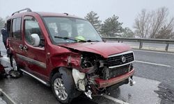 Uşak'ta acı bayram... Araç bariyerlere çarptı!