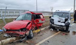 Kavşakta feci çarpışma: 8 yaralı