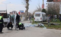 Denizli'de minibüs durağa çarptı: 1 yaralı!