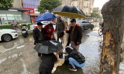 Yaralanan motosikletliye vatandaşlardan "insanlık" şemsiyesi