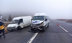 Afyonkarahisar'da yolcu minibüsü ile kamyonet çarpıştı: 7 kişi yaralandı