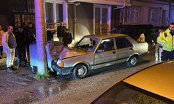 Alkollü sürücü direğe çarptı: 1’i ağır 2 yaralı