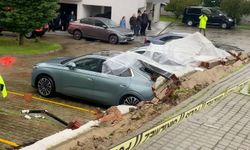 İstinat duvarı araçların üzerine çöktü!
