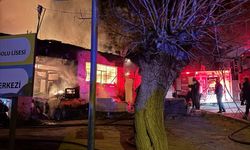 Alevler geceyi aydınlattı... Bir ev küle döndü!