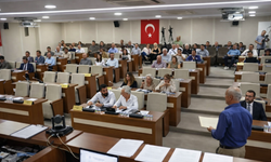 Karabağlar’daki meclis boykotu disiplinlik: Gerekçe AK Partili üyeye el işareti!