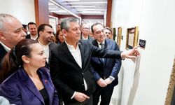 Özel “Sarışın Bir Kurt” sergisini gezdi