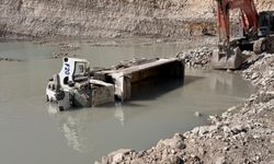 Devrilen kamyonda can verdi... Şoförün acı sonu!