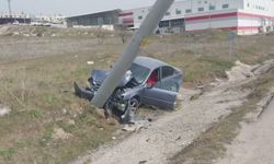 Elektrik direğine çarpan otomobilin sürücüsü yaralandı