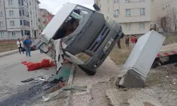 Çorum'da tarım işçilerini taşıya minibüs ile otomobil çarpıştı: 5 yaralı