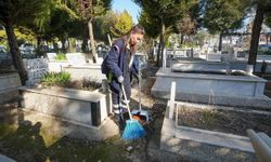 Gaziemir’in mezarlıklarında bayram temizliği
