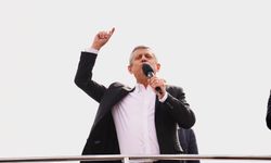 Uşak mitinginde 'Bayraklı' krizi... Özel'den 'disiplin' uyarısı!