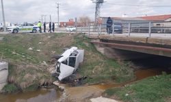 Kütahya'da feci kaza: Otomobil dereye uçtu!