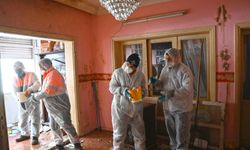 15 kamyon atık çıkarıldı... Karabağlar’da çöp ev temizlendi!