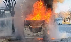 Minibüs alev alev yandı