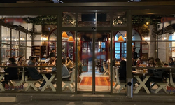 İzmirli işletmenin yargı zaferi… AYM’den ‘Konuşan Kafalar’ kararı!