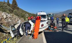 Karayolu tabelasına çarpan evli çift yaralandı!