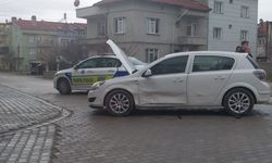 Otomobiller çarpıştı: Aynı aileden 1’i çocuk 3 yaralı