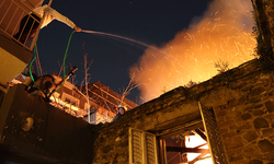 Alevlerin ortasında komşuluk... Yaşlı adamı kurtardılar!