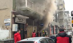 Şarjda patlayan batarya iş yerini yaktı!