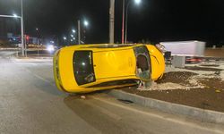 Feci kaza: Taksi direğe çarparak durabildi