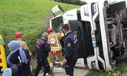 Tanker, yağmur suyu tahliye kanalına devrildi: 1'i ağır, 3 yaralı