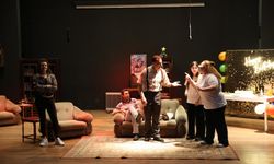 Menemenli oyuncular sahnede yıldızlaştı!