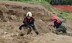 Torbalı'da çamura saplanan iki çocuğu itfaiye kurtardı