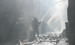 Zamanla yarış: Konak’taki yangın kontrol altında!