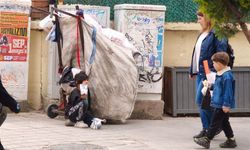 Tek kare, iki Türkiye… 23 Nisan’ın öteki yüzü!