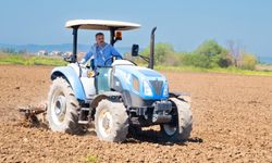 Başkan Kırgöz traktör başında: “Bereketli bir sezon olsun”