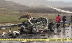 TIR ile otomobil kafa kafaya çarpıştı: 3 ölü, 1 yaralı