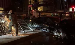 Otomobil demir korkuluklara çarptı: 3 yaralı